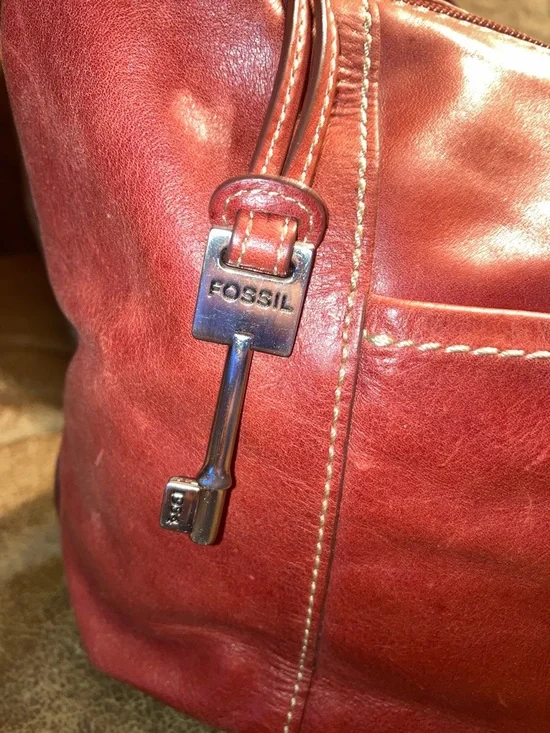 FOSSIL VINTAGE Red Leather Shoulder Bag - Classic Women's Hobo. With key charm - Picture 2 of 7